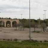 Davanti a noi si staglia l�entrata monumentale costituita da un ponte di pietra chiara all�apparenza antico, formato da tre archi a tutto sesto (da qui il nome del parco) e sorretto da due massicci pilastri, al cui centro fa capolino il gabbiotto ormai privo di guardiano